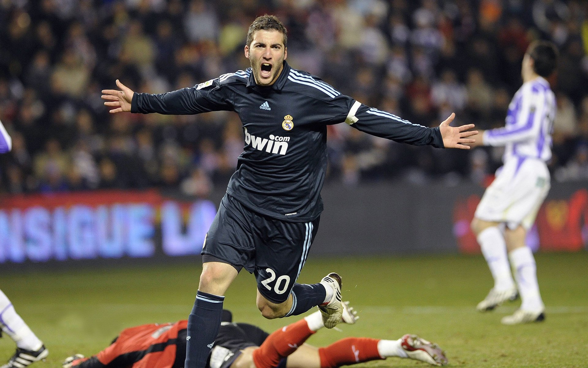 爱游戏娱乐-大型夜光水上摩托表演，灯火辉煌中的极速狂飙，水上摩托长啥样