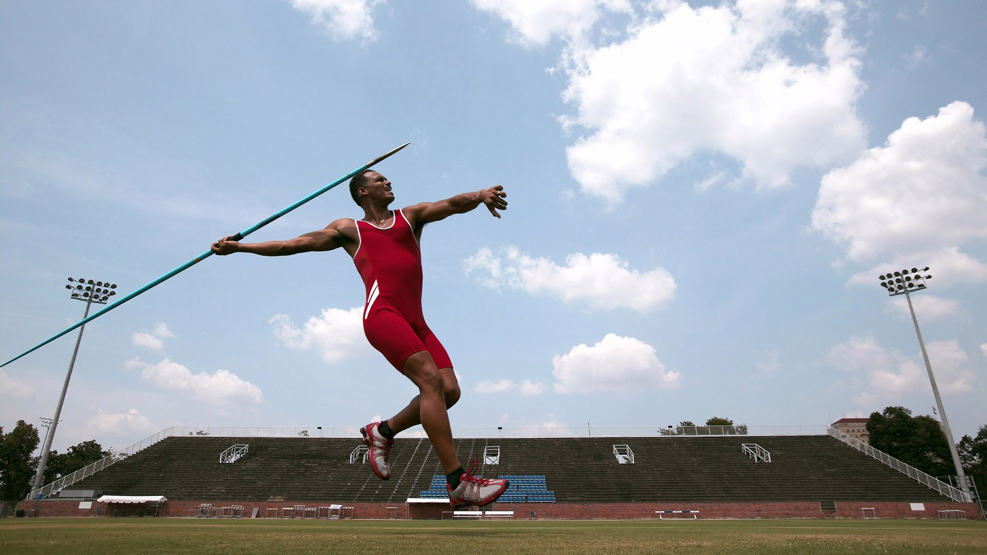 英格兰马术协会引入智能马鞍系统，实现实时数据监测与分析，提升骑乘体验。