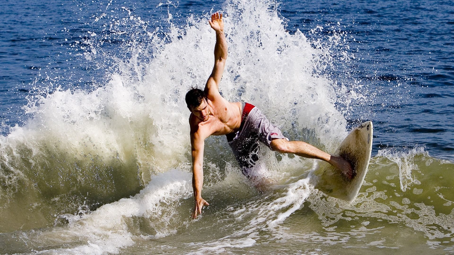 爱游戏APP-野外生存运动：极限挑战新玩法，野外挑战生存21天视频全集